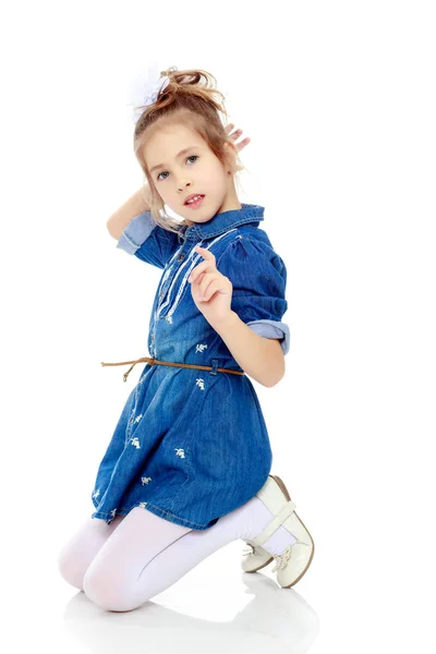 Malá holčička v modrých šatech. — Stock fotografie