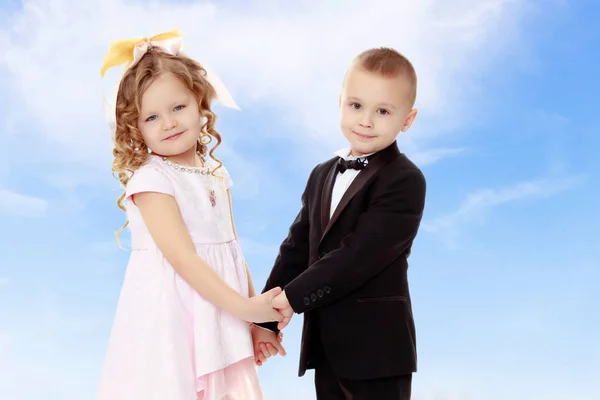 Chlapec a dívka se drží za ruce — Stock fotografie
