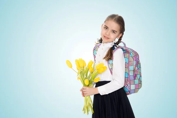 Uma estudante com um buquê de flores e uma mochila em seu sho — Fotografia de Stock