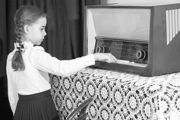 오래 된 라디오를 수신 하는 어린 소녀. — 스톡 사진