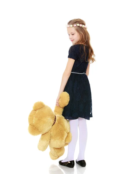 Fille avec un ours en peluche. — Photo