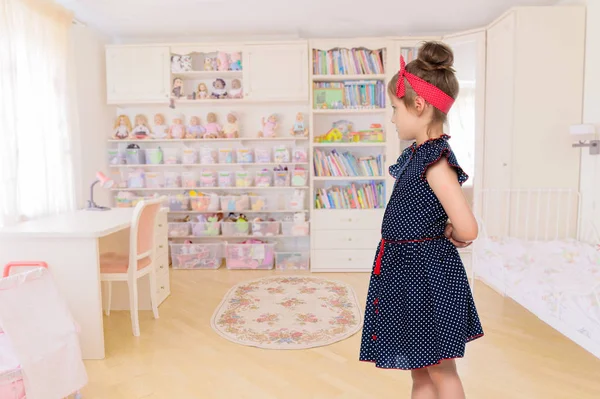 Menina em azul polka dot dress . — Fotografia de Stock