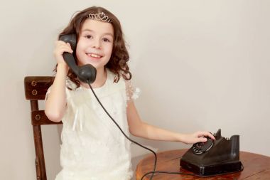 Eski telefon zil kızlar.