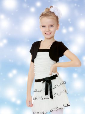 Siyah kuşak ile kısa beyaz elbiseli güzel küçük kız.