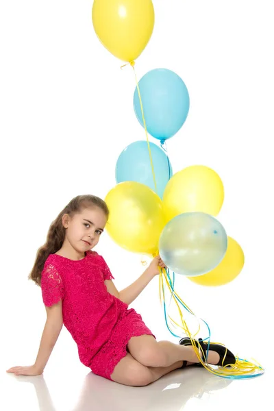 Dziewczynka z balonów w ręku. — Zdjęcie stockowe