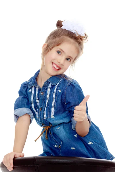 Malá holčička v modrých šatech. — Stock fotografie