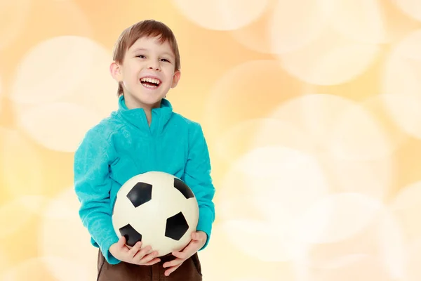 Kleiner Junge hält Fußball. — Stockfoto