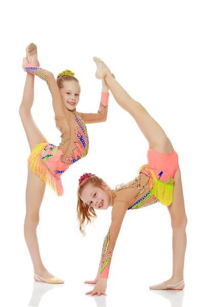 Дві дівчини гімнастка сидить на шипах . — стокове фото