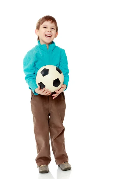 Menino segura bola de futebol . — Fotografia de Stock