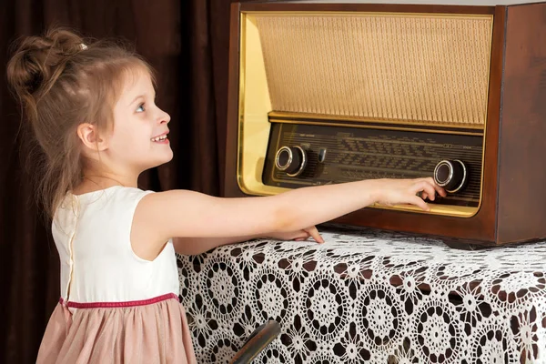 Niña escucha la vieja radio . — Foto de Stock