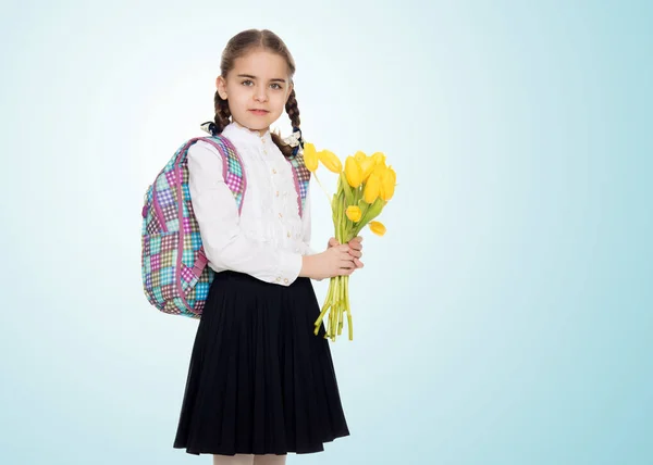 Uma estudante com um buquê de flores e uma mochila em seu sho — Fotografia de Stock