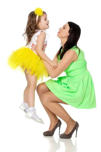 Mãe feliz segurando uma filha jovem . — Fotografia de Stock