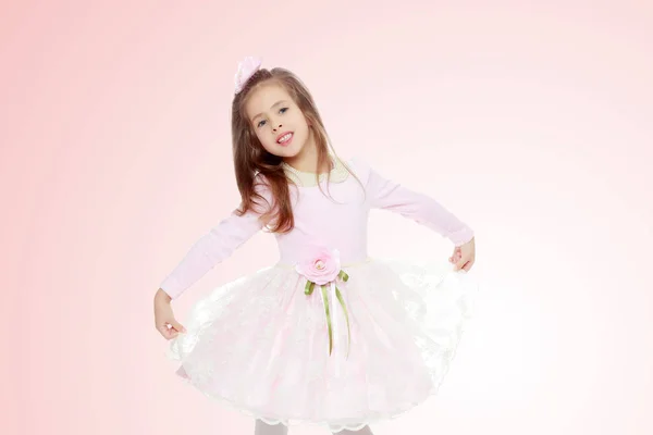 Menina elegante em um vestido rosa . — Fotografia de Stock