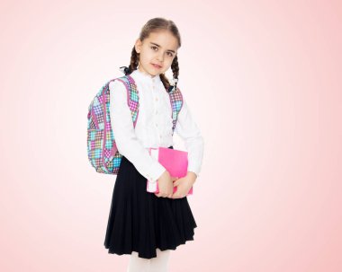 Onun elinde bir kitapla liseli kız.