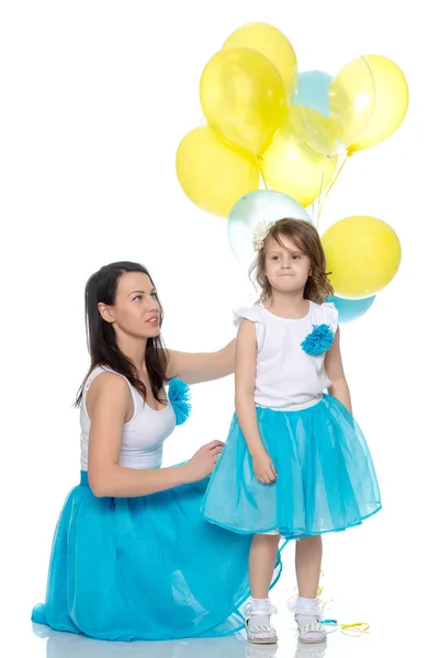 Mamma e figlia con palloncini colorati . — Foto Stock