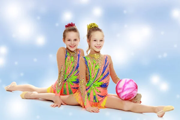 Two girls gymnast sitting on splits. — Stock Photo, Image