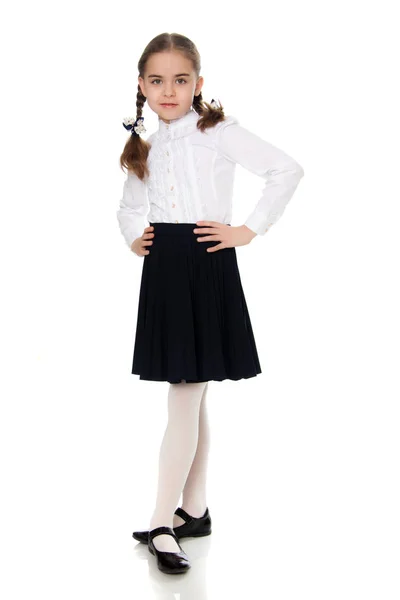 Ein kleines Mädchen in weißem Kleid und dunklem Rock. — Stockfoto