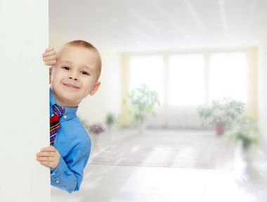 çocuk dışarı arkasından afiş iletiye göz atar