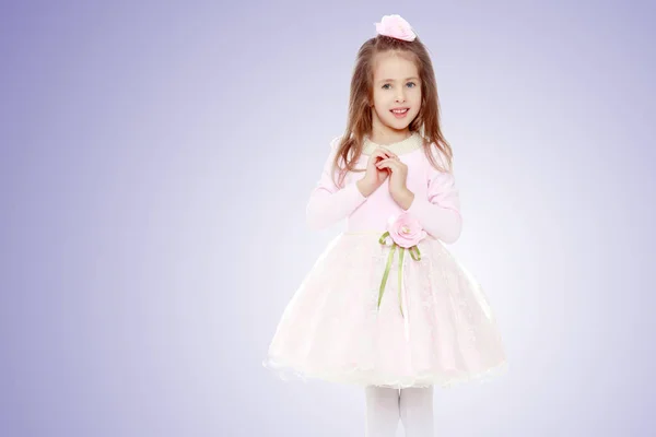 Elegante niña en un vestido rosa . —  Fotos de Stock