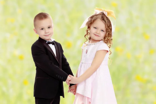 Niño y niña tomados de la mano — Foto de Stock