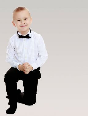 küçük çocuk bir beyaz gömlek ve kravat.