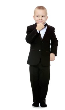 Bir kravat siyah elbiseli şık küçük çocuk.