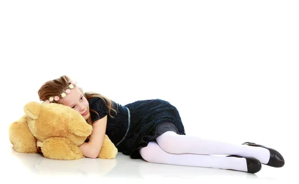 Mädchen mit einem Teddybär. — Stockfoto
