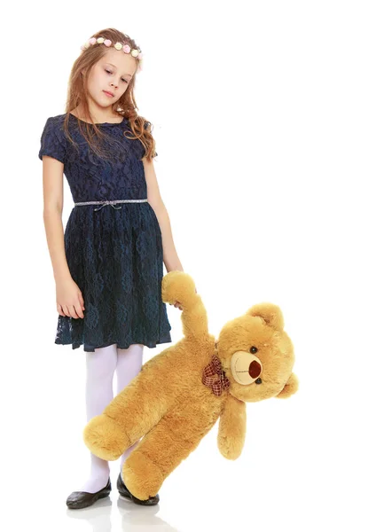 Meisje met een teddybeer. — Stockfoto