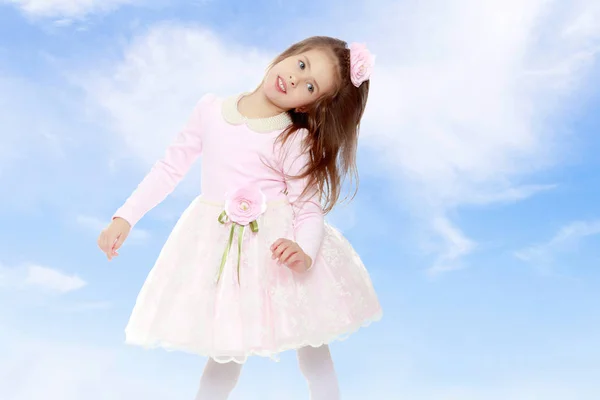 Elegante bambina in un abito rosa . — Foto Stock