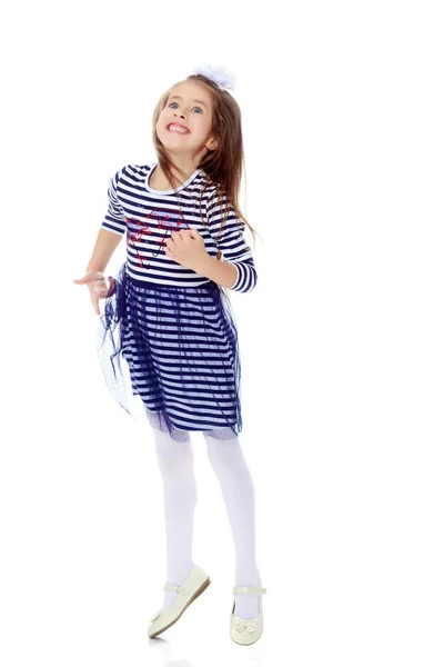 Klein meisje in een gestreepte jurk. — Stockfoto