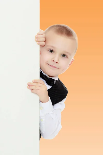 Junge blickt über weißes Banner. — Stockfoto