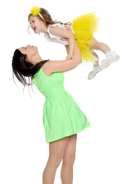 Mãe feliz segurando uma filha jovem . — Fotografia de Stock