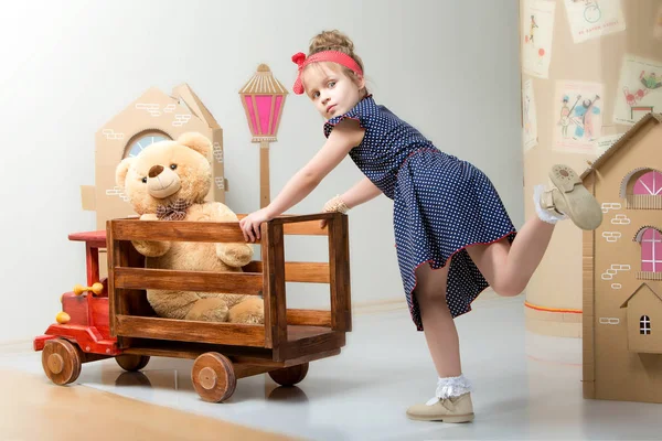 小女孩玩大的木制车. — 图库照片
