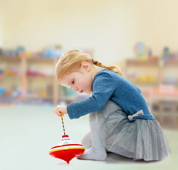 Mädchen spielt Brummkreisel. — Stockfoto