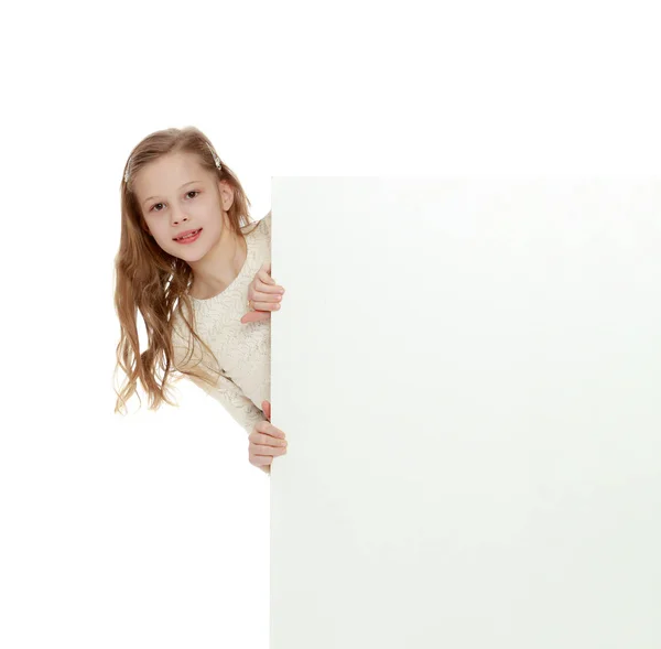 Маленькая девочка спряталась за плакатом . — стоковое фото