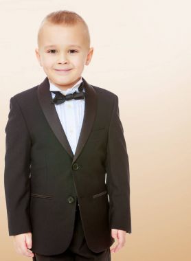 Bir kravat siyah elbiseli şık küçük çocuk.