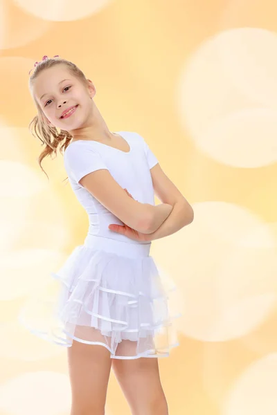 Chica gimnasta en un chándal blanco . — Foto de Stock