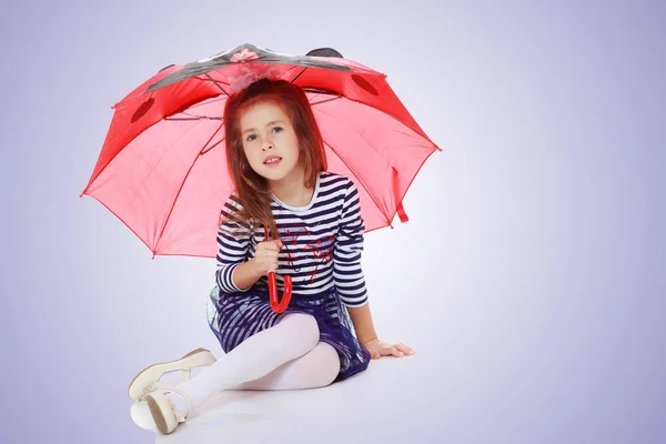 Menina se escondendo sob um guarda-chuva . — Fotografia de Stock