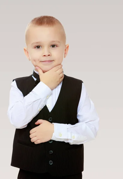 Niño de moda en un traje negro con corbata . —  Fotos de Stock