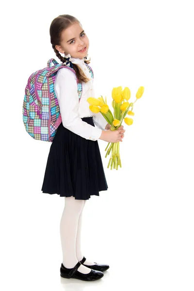 Una colegiala con un ramo de flores y una mochila en su sho —  Fotos de Stock