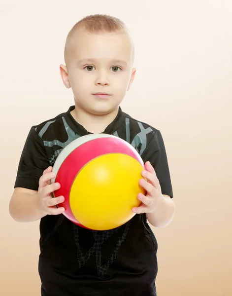 Милый мальчик с мячом. . — стоковое фото
