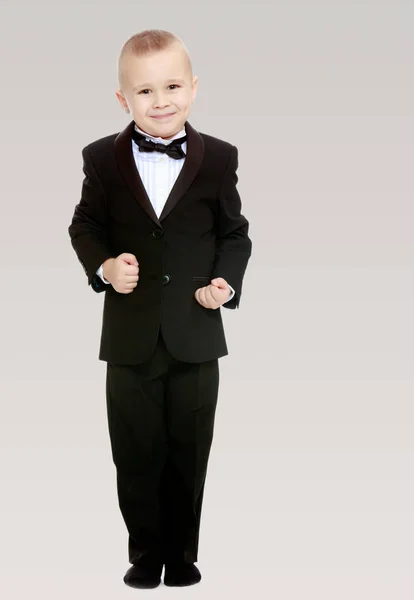 Niño de moda en un traje negro con corbata . —  Fotos de Stock