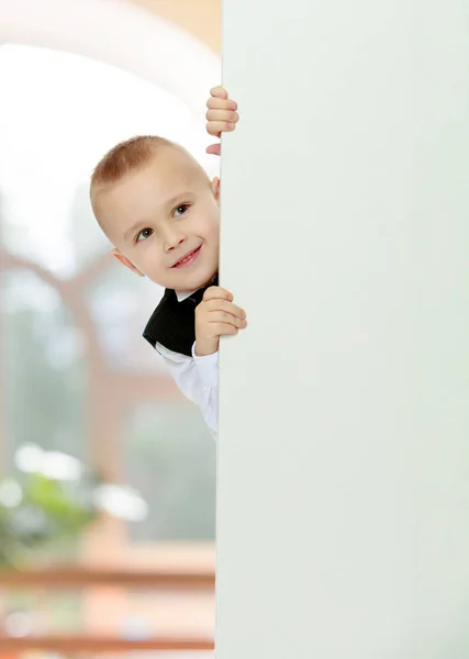 Junge lugt hinter dem Banner hervor — Stockfoto