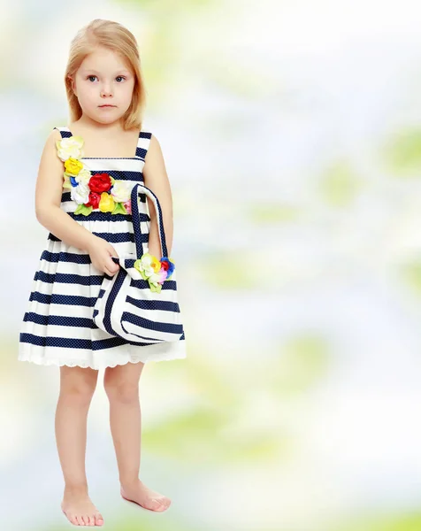 Μικρό κορίτσι σε ένα ριγέ φόρεμα. — Φωτογραφία Αρχείου