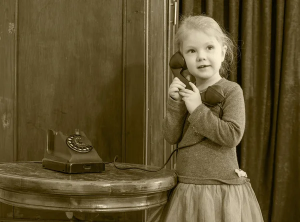 Pigerne ringer på den gamle telefon . - Stock-foto