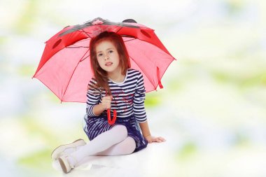 Küçük kız şemsiye altında gizleme.