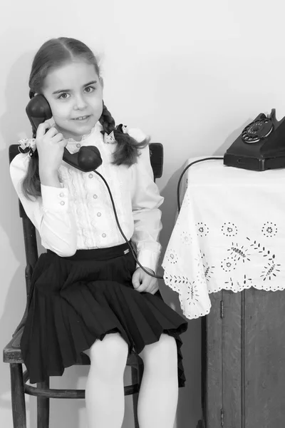 Las chicas sonando en el viejo teléfono . — Foto de Stock
