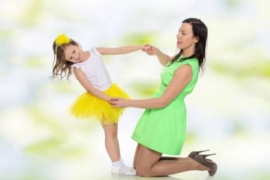 Anne ve kızı el ele tutuşuyorlar..