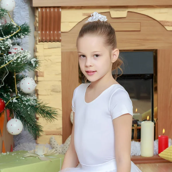 Ładna dziewczynka na Boże Narodzenie kominka. — Zdjęcie stockowe