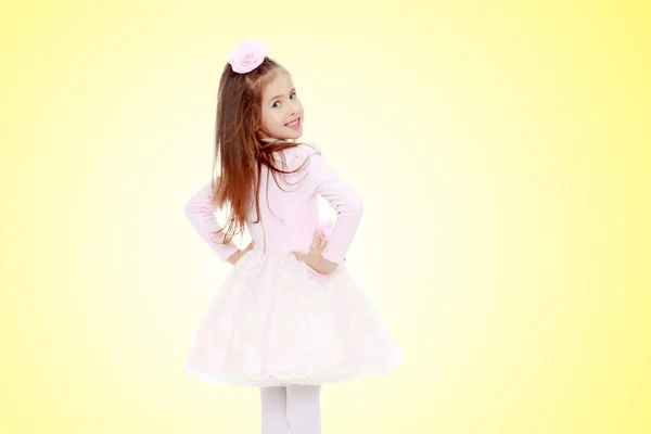 Κομψή κοριτσάκι σε ένα ροζ φόρεμα. — Φωτογραφία Αρχείου